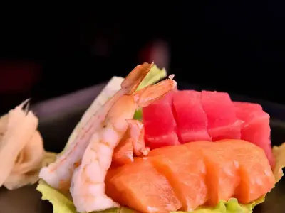 Sashimi Set [16]
