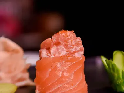 Naked Salmon Roll [4]